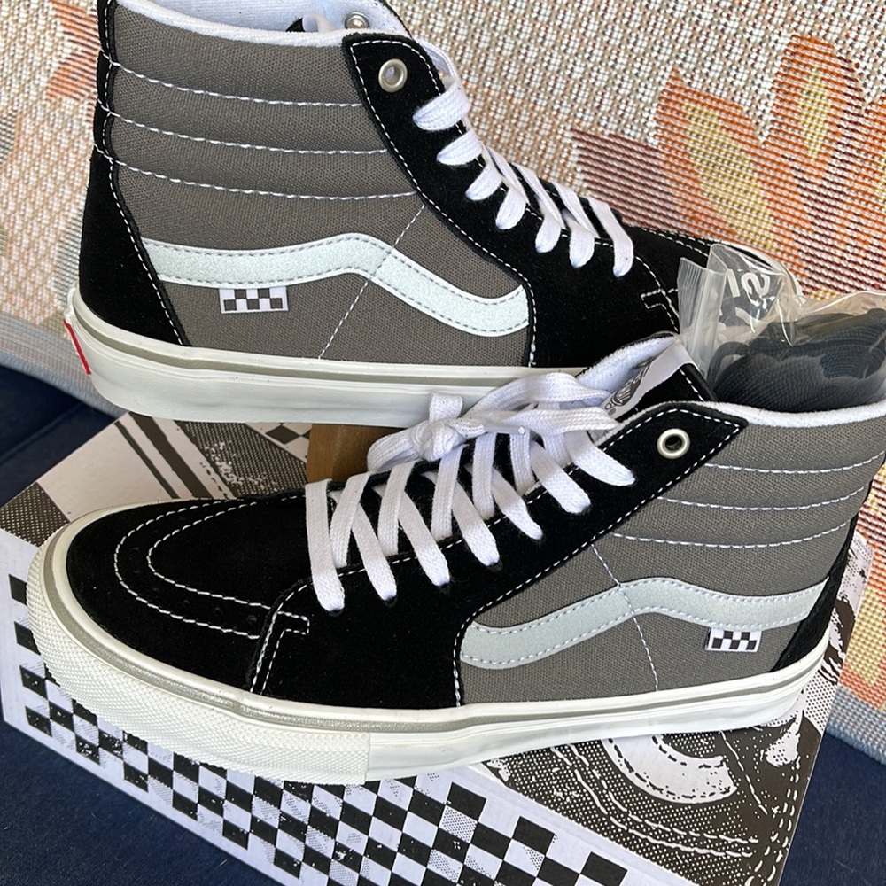 Vans WMNS Skate Sk8-Hi
Reflective Black/Grey
VN0ASFCCN42
Sneakers - Picture 11 of 16